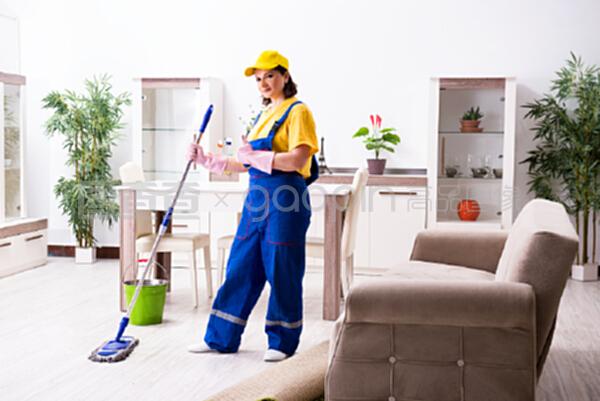 老承包商轉(zhuǎn)型家庭保潔 專業(yè)精神點亮家務(wù)生活